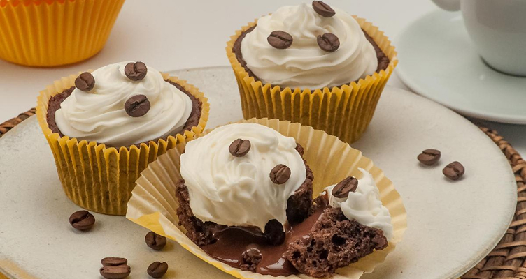 imagen de um cupcake de café com chantilly